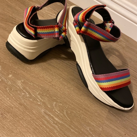 Gianni Bini Straight-Fire!! Rainbow Sandal 🌈 7.5 - Picture 4 of 7